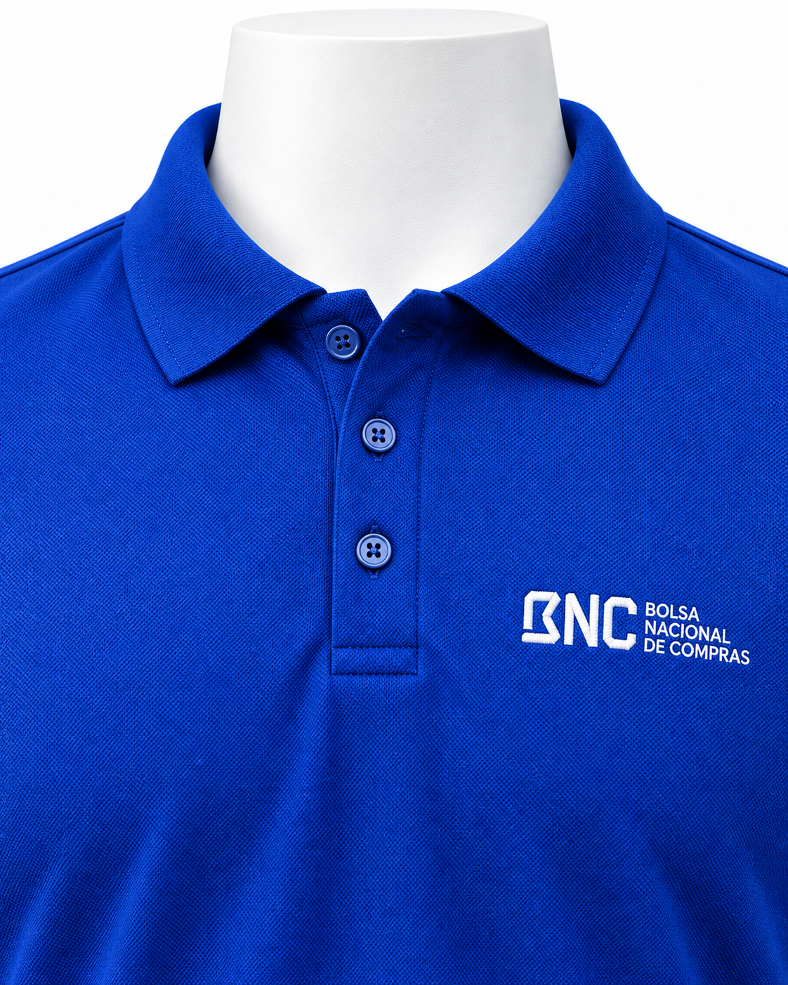 Detalhe da gola, botões, tecido Piquet e bordado da camisa polo BNC