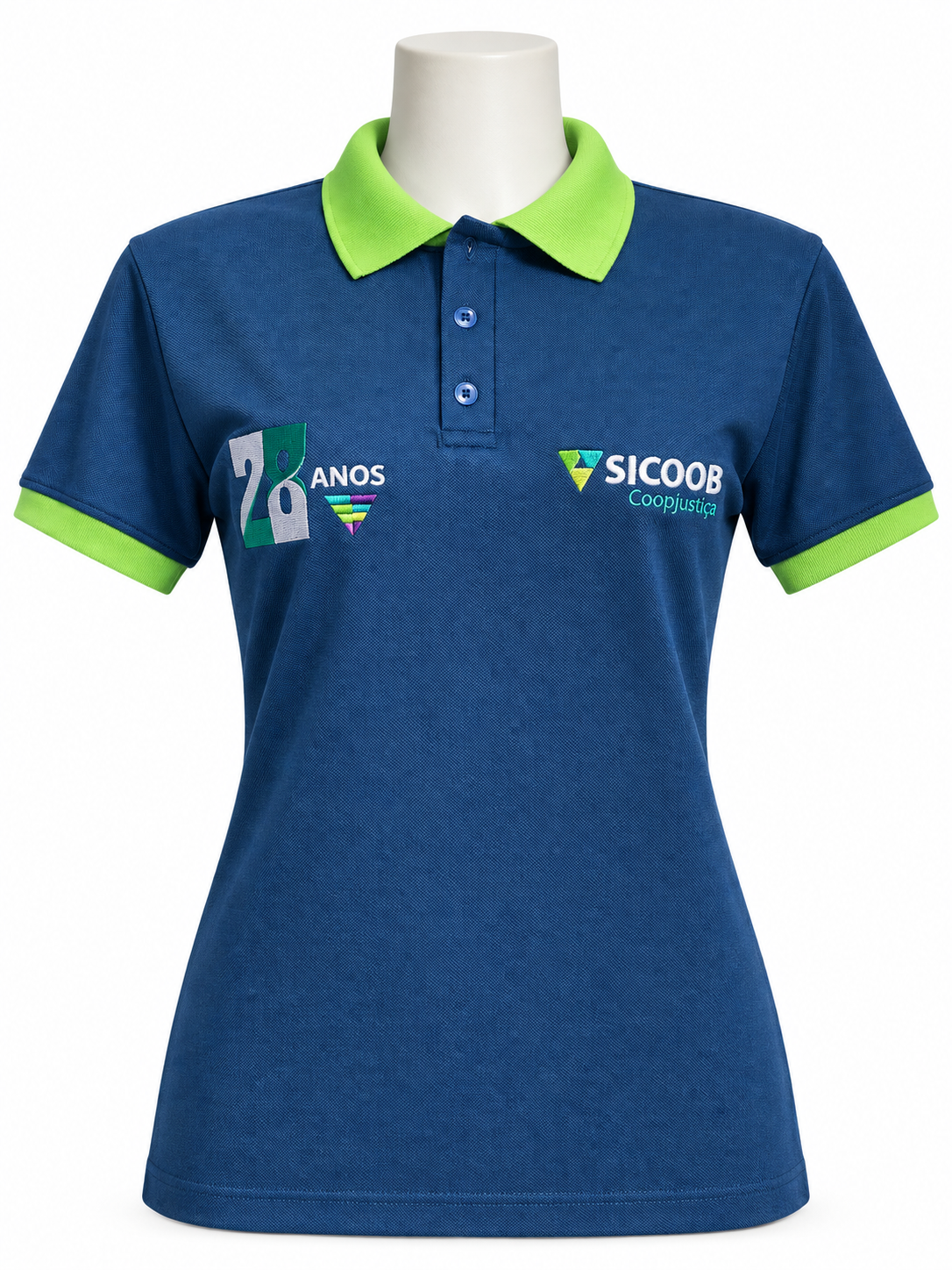 Camisa polo azul e verde com bordados em destaque para SICOOB Coopjustiça